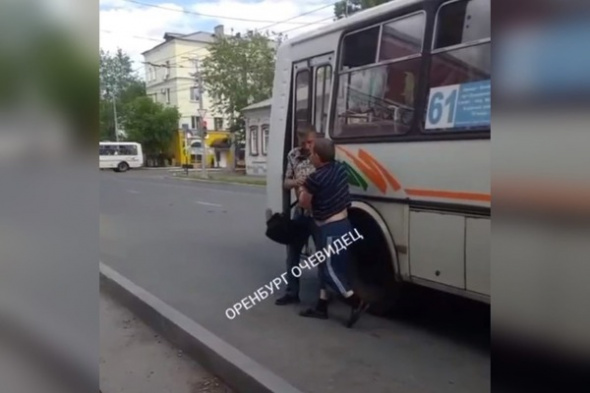 В Оренбурге подрались водитель и пассажир автобуса №61 (видео)
