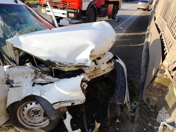 В Новотроицке водитель Lada Priora въехал в бетонный забор