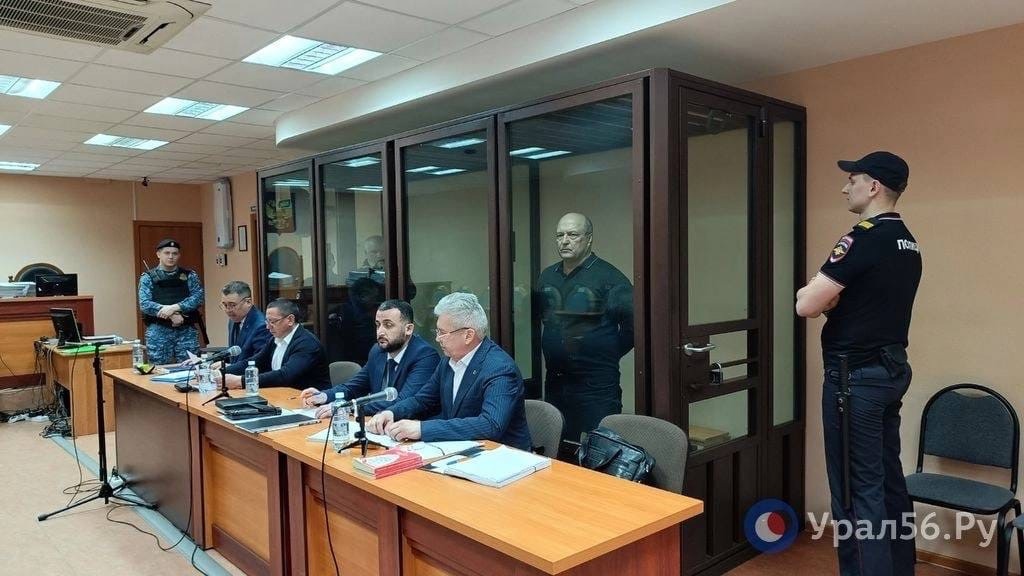 В зале суда. На скамье подсудимых Сергей Корчагин и Василий Саввон