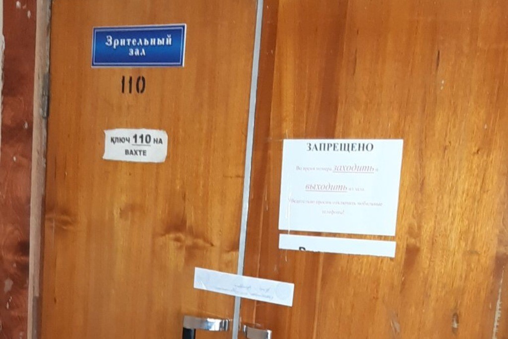 Двери в зрительный зал опечатали. Фото: УФССП России по Оренбургской области