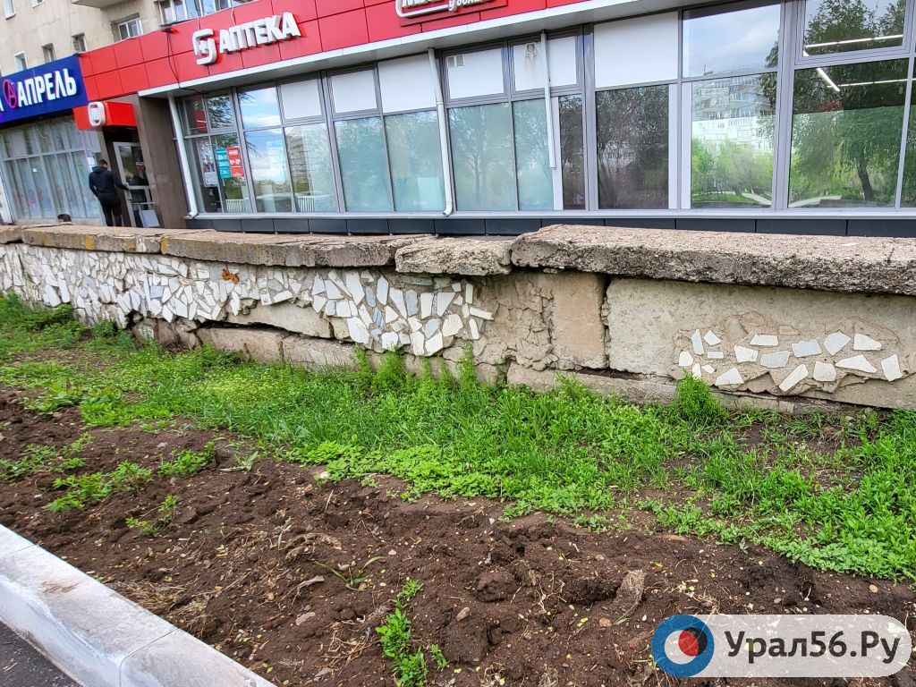 Подпорная стена у дома № 16/1 по улице Чкалова в Оренбурге