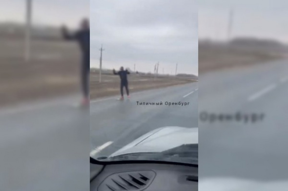 На трассе Оренбург — Беляевка заметили человека на лыжах (видео)