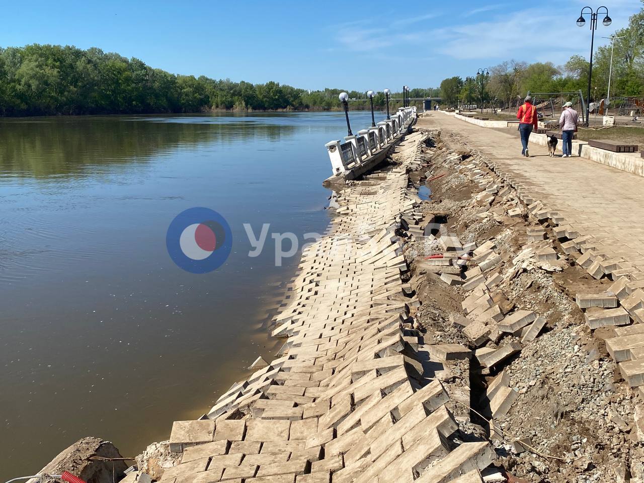 Разрушенная набережная Урала в Оренбурге. Фото из архива