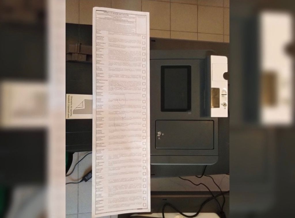 Самый длинный бюллетень на муниципальных выборах за последнее время. Фото: Избирком Оренбуржья