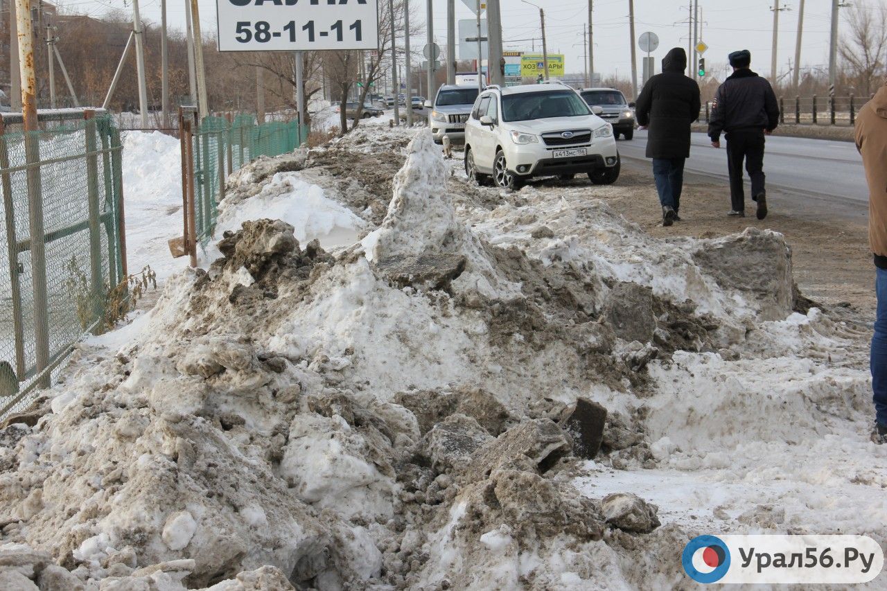 Чтобы попасть в Оренбург, жители пос. Весенний вынуждены ходить по обочине региональной трассы 