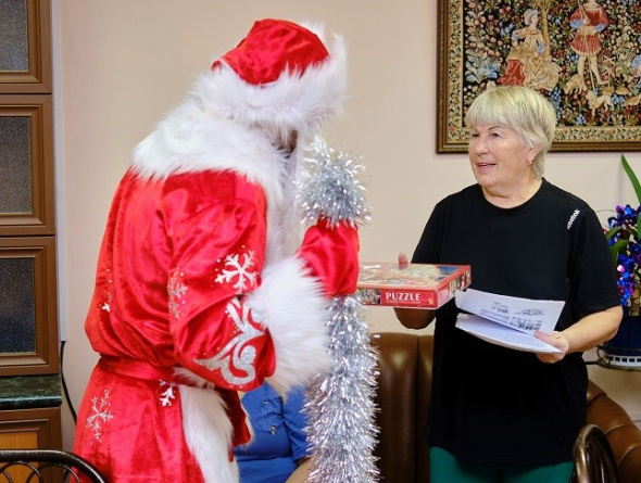 «Мешок Деда Мороза»: волонтеры «Газпромнефть-Оренбурга» поздравили с праздником маленьких и пожилых оренбуржцев