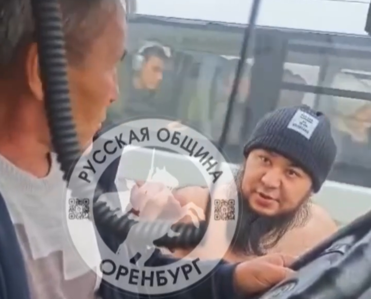 На агрессивного мужчину с бородой возбуждено уголовное дело. Скриншот из видео