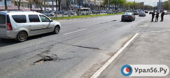 В яму на улице Чкалова в Оренбурге за день попали десятки авто