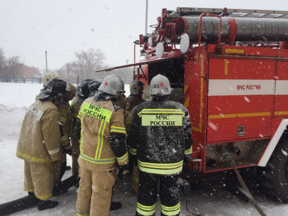 В Оренбурге на улице Чкалова во время движения загорелся автомобиль ВАЗ-2107