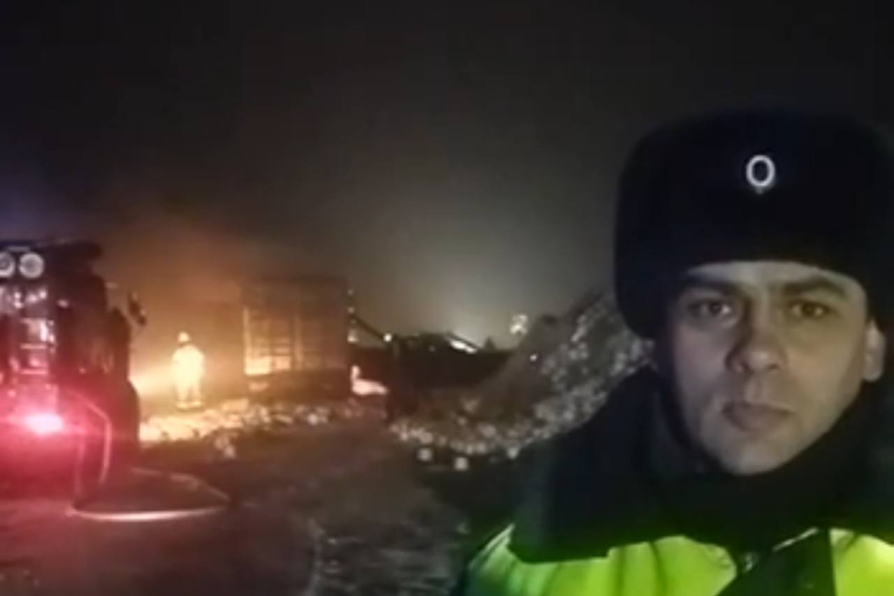 Кадры с места ДТП на трассе М-5 «Урал» в Оренбургской области, где загорелись три фуры и погиб человек