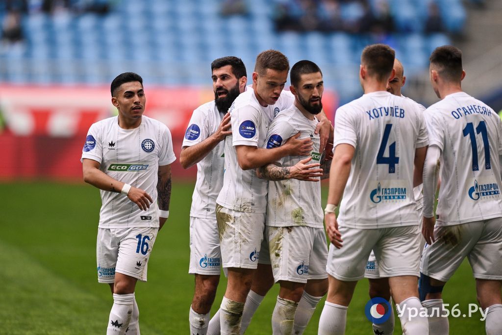 Футболисты ФК «Оренбург» празднуют гол
