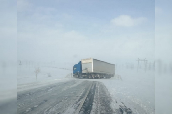 В Оренбургской области Scania перекрыла автомобильную дорогу. На помощь водителю отправились сотрудники полиции 
