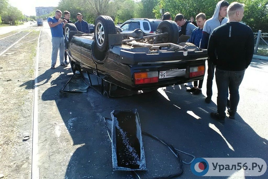 В центре Орска ВАЗ перевернулся после столкновения с Kia