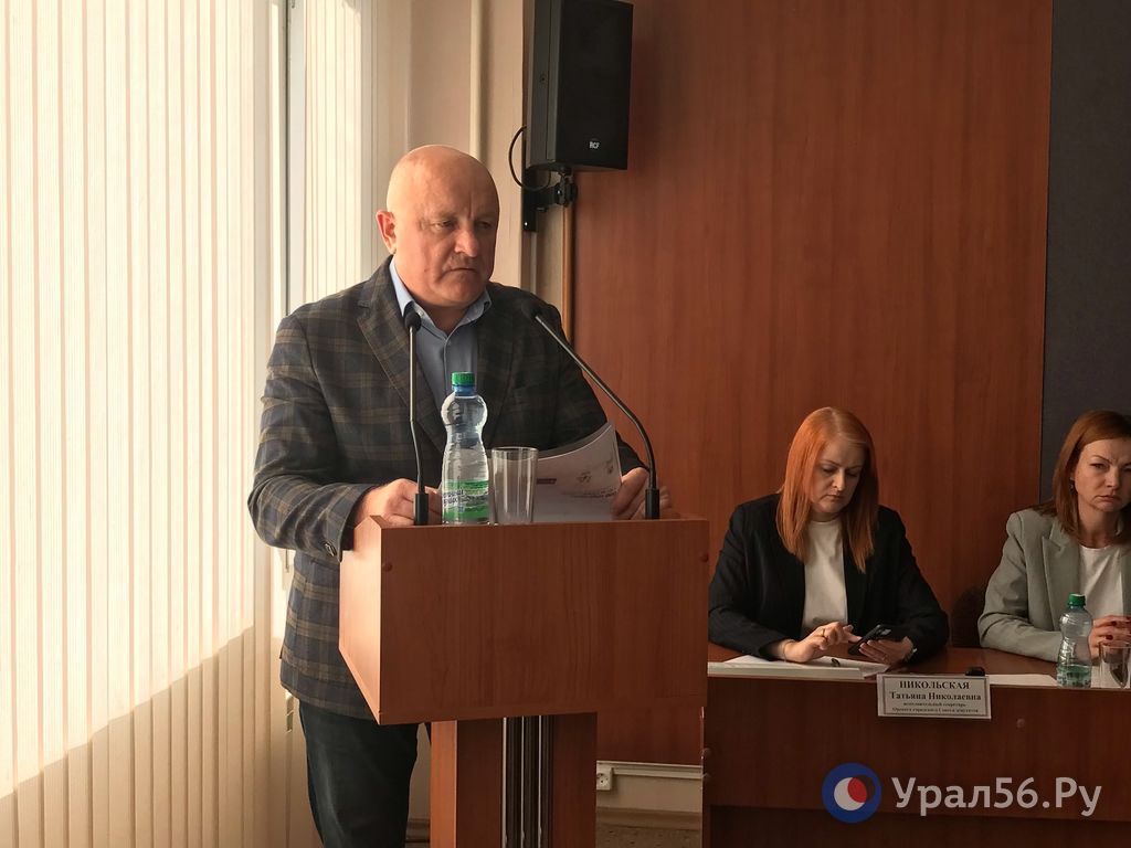 Сергей Тавокин во время выступления на заседании горсовета Орска