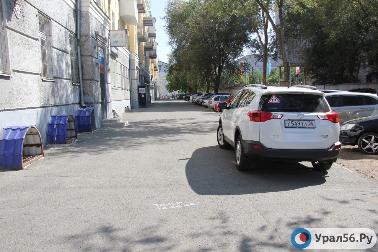 В Оренбурге автомобилисты паркуются на тротуаре возле жилого дома. Это законно? 