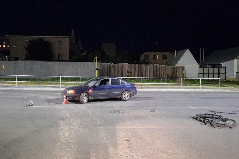 В Оренбурге велосипедист на скорости врезался в автомобиль (видео)