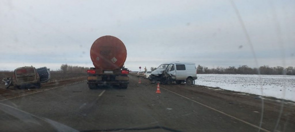 На трассе Самара – Оренбург «Ларгус» врезался в микроавтобус: один человек погиб, четверо – пострадали