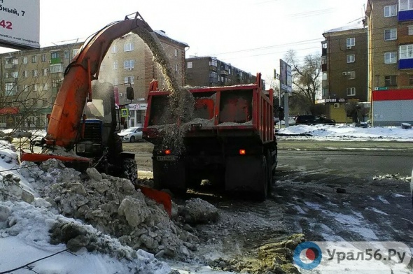 За сутки с проспекта Ленина Орска вывезли более 2,2 тысяч кубометров снега