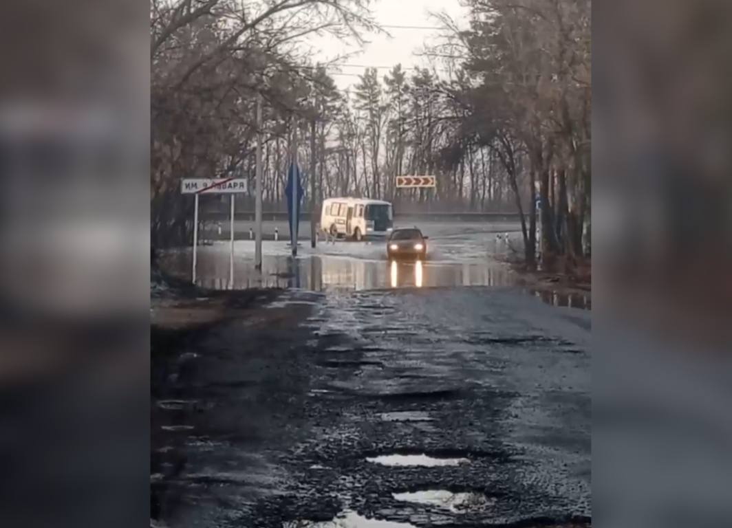 На выезде из поселка. Фото: тгк Кровавое воскресенье