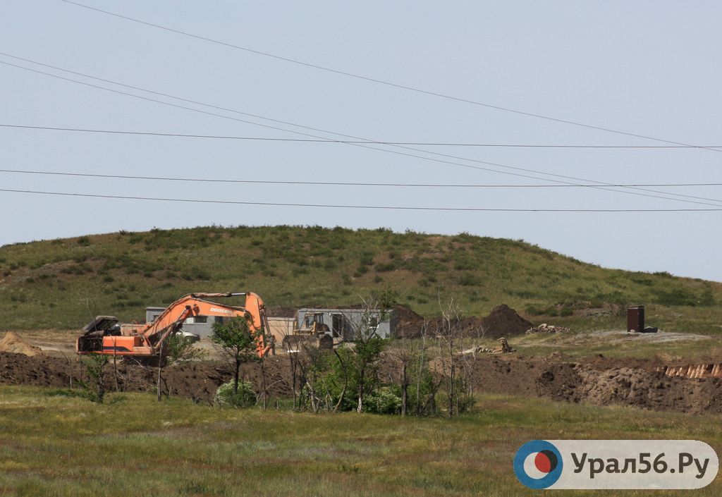 Разработка грунта на месте карьера возле Орска. Фото 2020 года