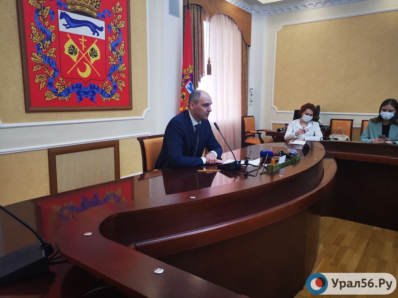 Денис Паслер во время брифинга