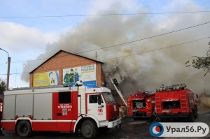 Серьезный пожар в Орске: горит здание на переулке Дунаевского 