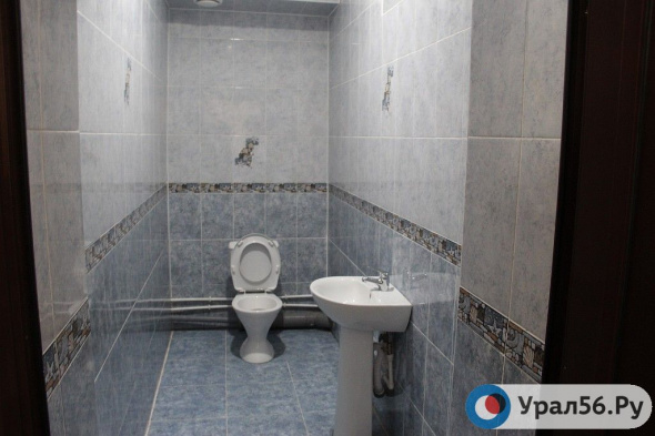 Туалеты школы № 24 Орска к зиме подключат к центральной канализации. До этого такой «роскоши» у образовательного учреждения не было