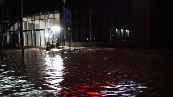 По Бузулуку ударил паводок: затоплены улицы и многоэтажные дома, закрыт детский сад, людей эвакуируют