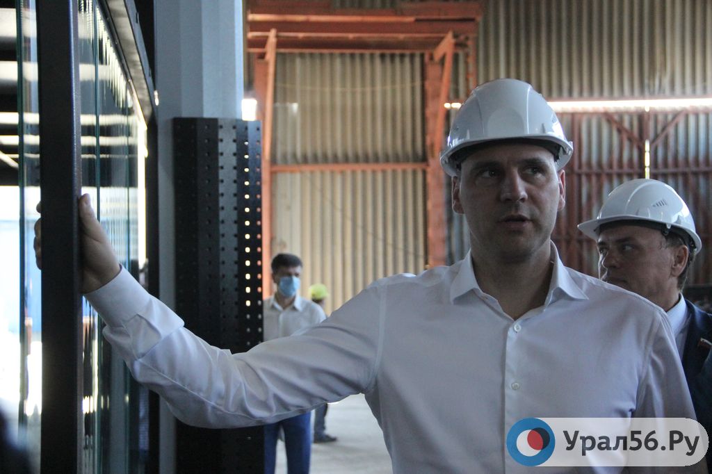 Денис Паслер оценил остановочные павильоны и фонарные столбы, которые планируют производить в Орске