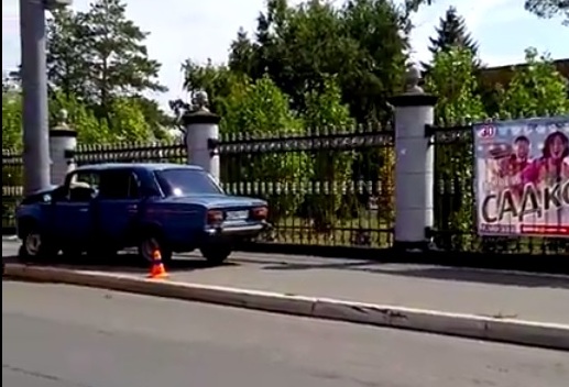 В Оренбурге ВАЗ врезался в столб