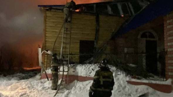 Спустя 9 часов пожарные ликвидировали пожар в церкви Покрова Пресвятой Богородицы под Оренбургом (видео)