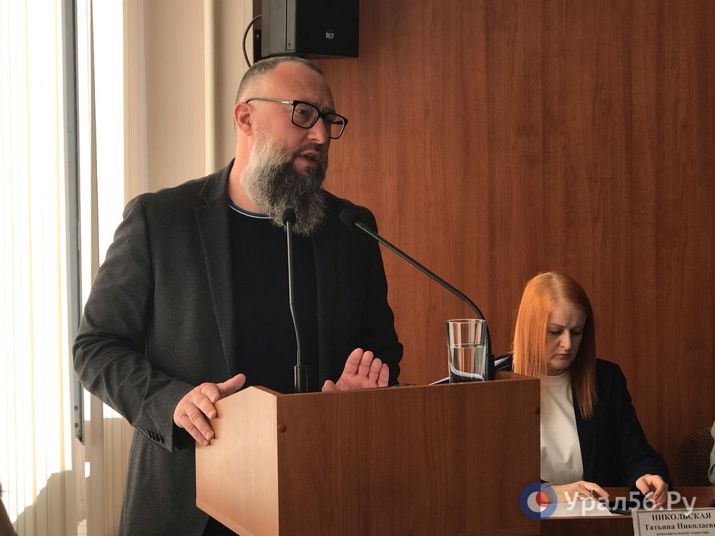 Дмитрий Цветков во время выступления перед депутатами Орска