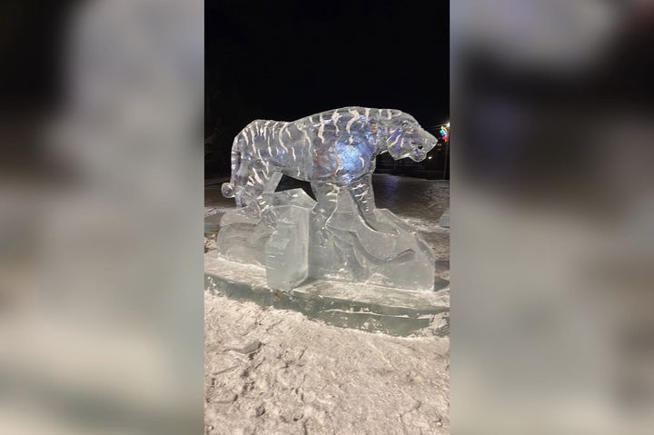 В центре Орска появились ледяные фигуры Быка и Тигра