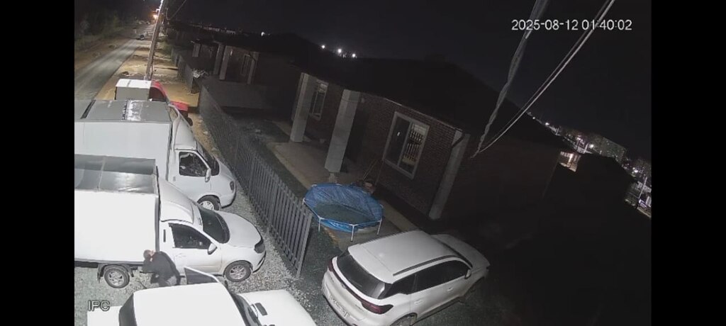 Кадр из видео в момент, когда подросток садится в машину. Видео: УМВД России по Оренбургской области