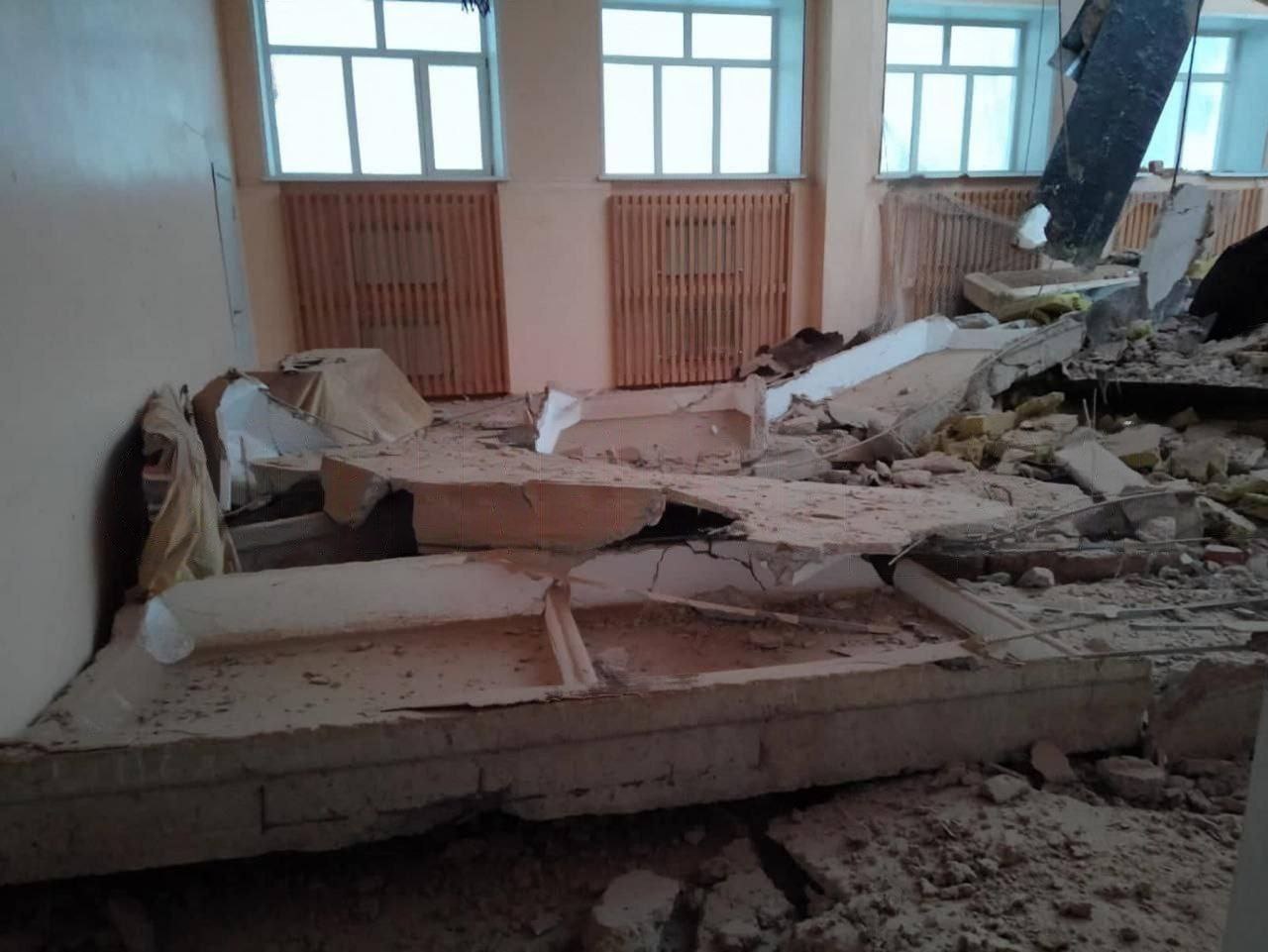 Учеников гимназии в Красногвардейском районе, где сегодня рухнула крыша, будут возить в школу в соседнее село