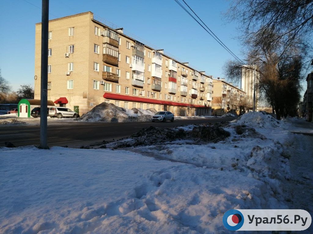Нечищенный подход к пешеходному переходу и сугробы на улице Аксакова