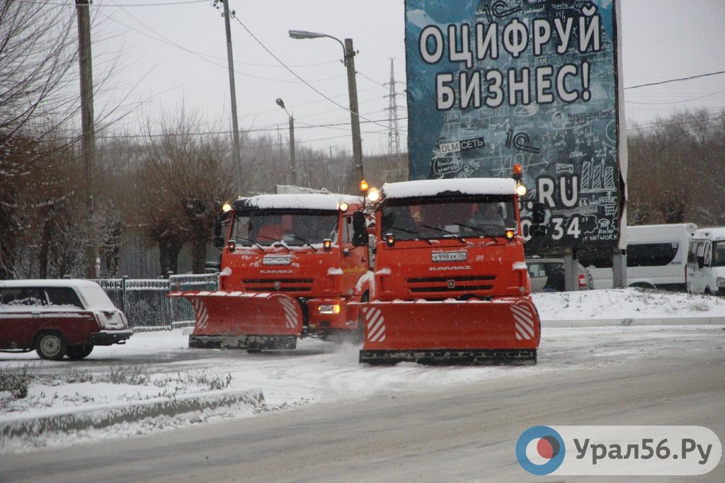 Снегоуборочная техника на улице Тагильской. Орск, 10:00 19.11.2019