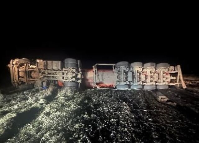 Опрокинутый нефтевоз. Фото: МЧС России по Оренбургской области