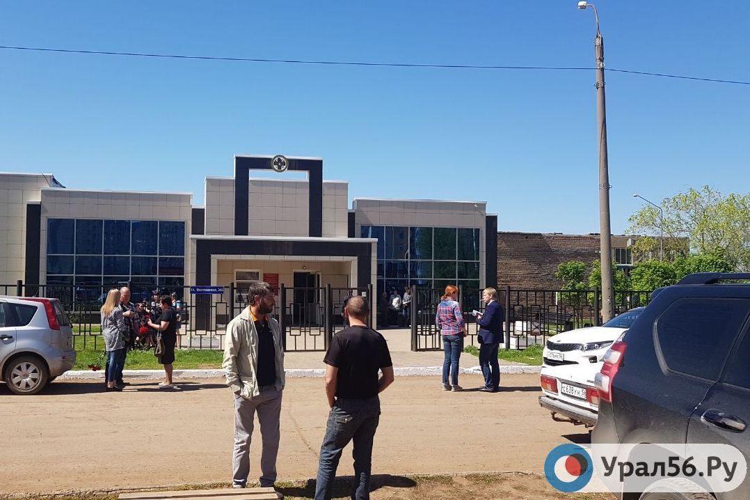 В Оренбурге попрощались с учительницей, которая погибла после столкновения с колесом