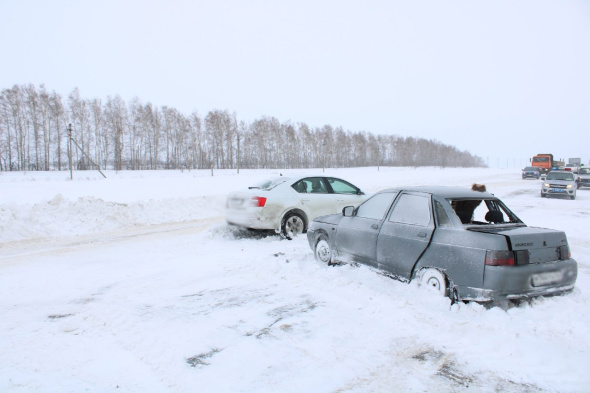 На заснеженной дороге в Оренбургской области произошло ДТП. Погибла 59-летняя женщина 