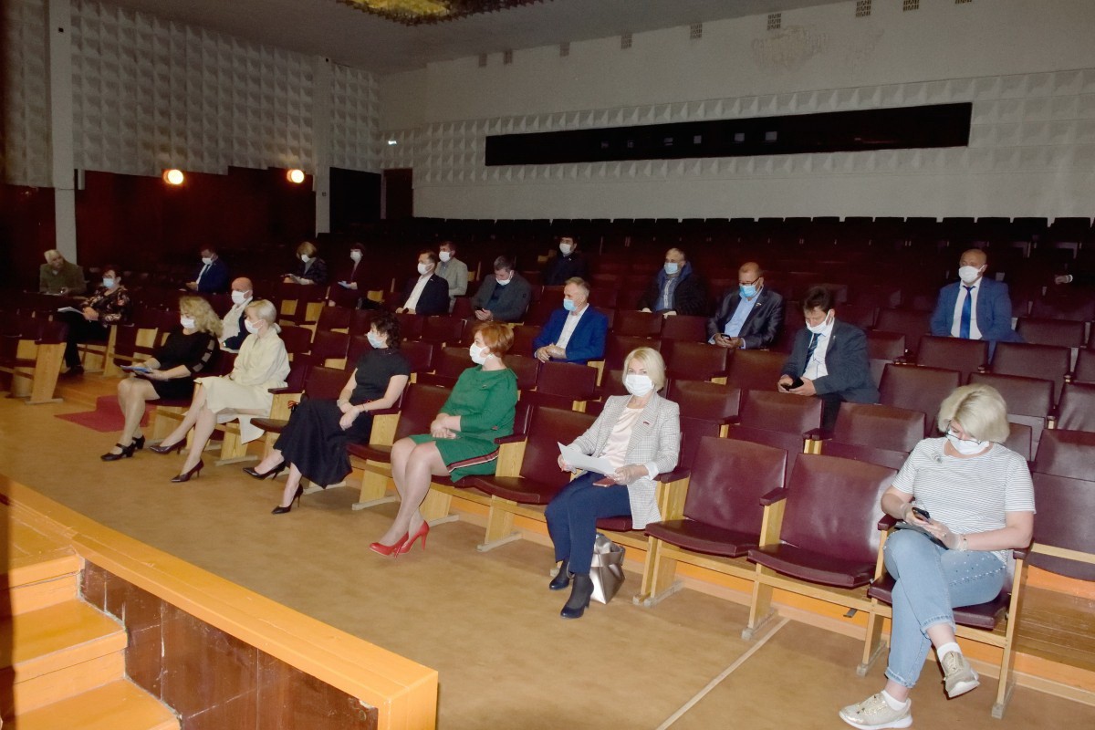 Депутаты на закрытом майском заседании. Фото с сайта городского Совета