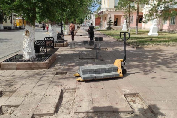 На улице Советской в Оренбурге снова восстанавливают дорожную плитку