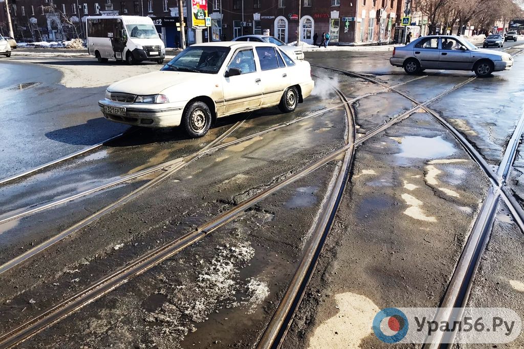 Трамвайные рельсы на перекрестке пр. Ленина – пр. Мира (фото из архива, сейчас ситуация лучше)