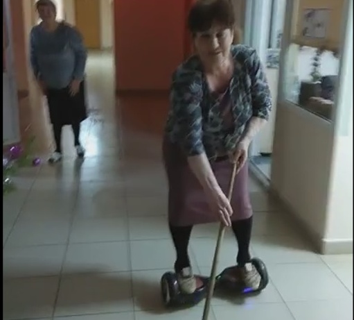 Пенсионерка из Бузулука на гироскутере стала звездой Интернета