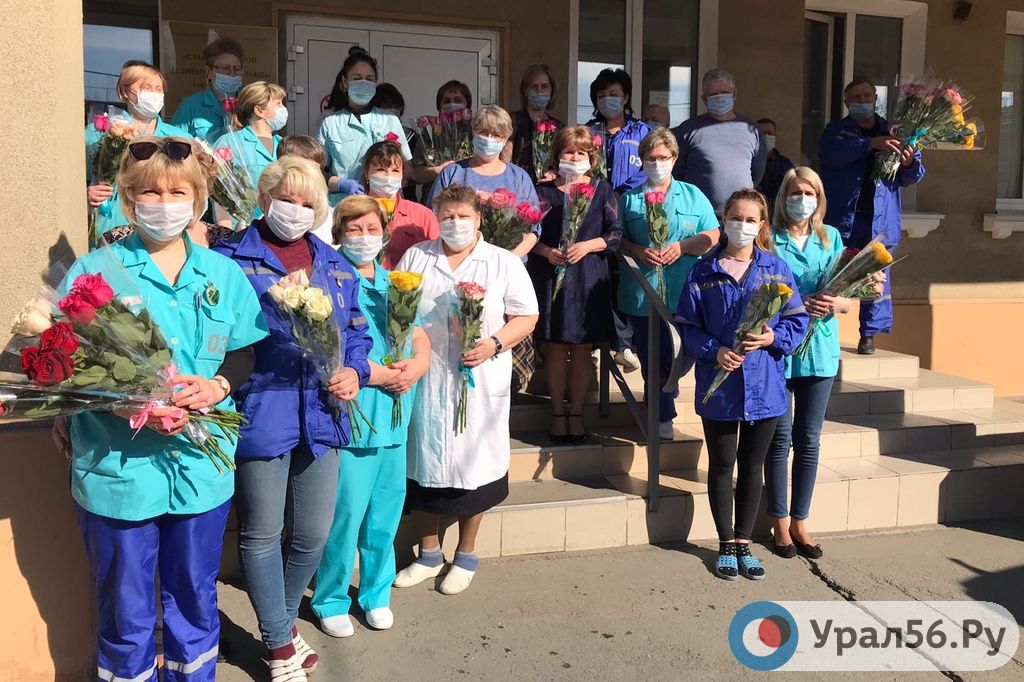 Орский предприниматель подарил цветы сотрудницам скорой помощи