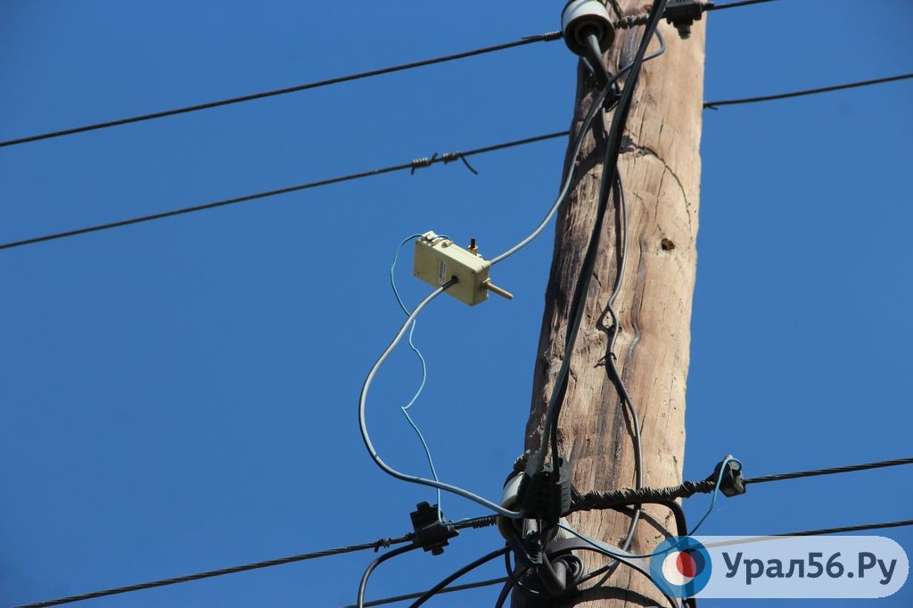 Передающее устройство электросчетчика, расположенного на верхушке столба. Поселок совхоза Строитель