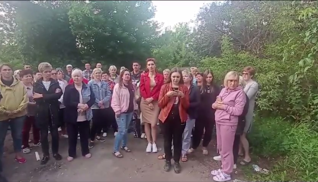 Собравшиеся на запись видеообращения жители микрорайона СМУ