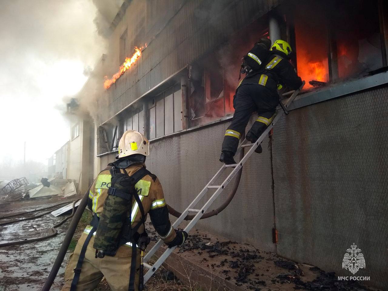Пожар на Заводской в Оренбурге. Фото: МЧС по Оренбургской области