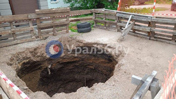 Как на «пороховой бочке»: на ул. Маловской в Оренбурге после обвала грунта появилась 2-метровая яма