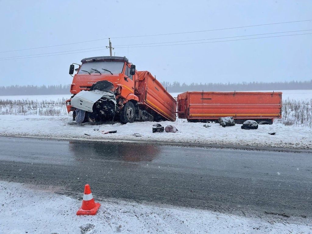 На месте аварии. Фото: УМВД России по Оренбургской области